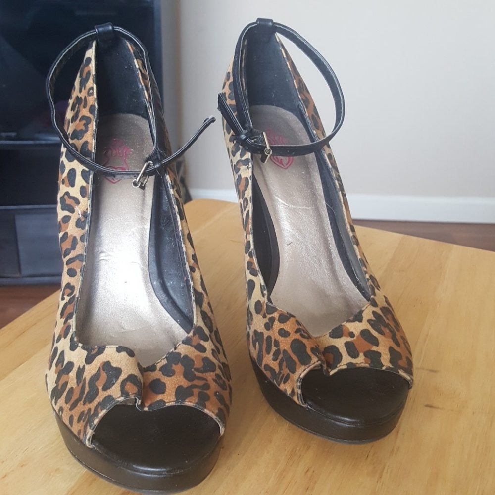 Heels - Picture 2 of 4